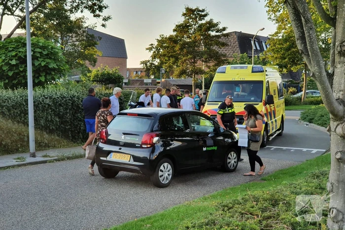 Auto en scooter botsen op elkaar