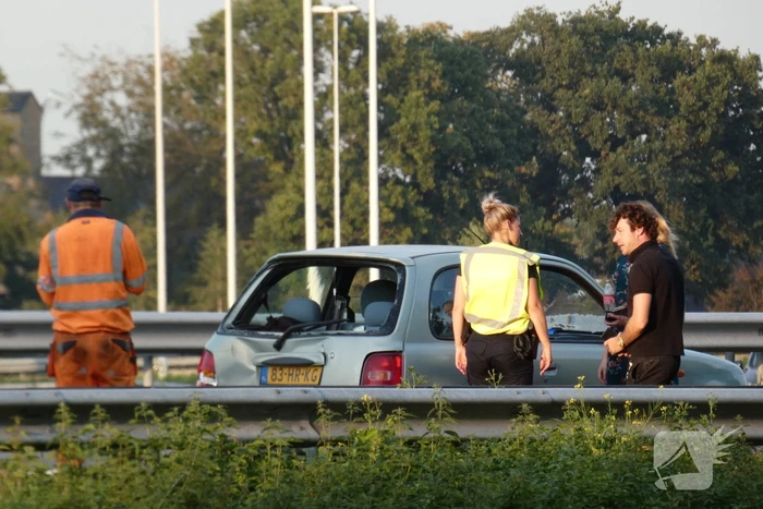 Bestelbus botst op personenauto