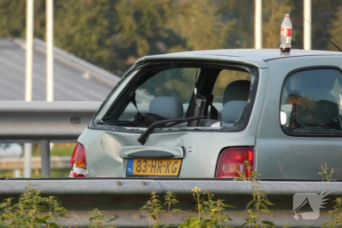 Bestelbus botst op personenauto