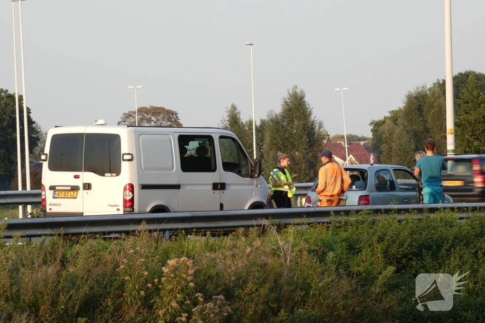 Bestelbus botst op personenauto