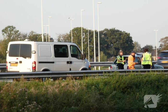 Bestelbus botst op personenauto