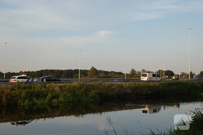 Bestelbus botst op personenauto