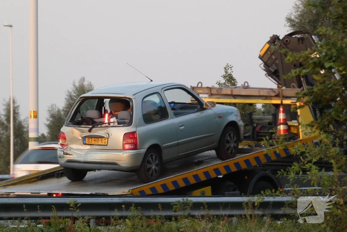 Bestelbus botst op personenauto