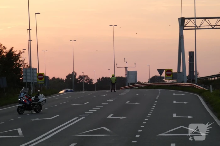 Bestelbus botst op personenauto