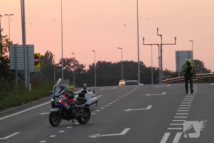 Bestelbus botst op personenauto
