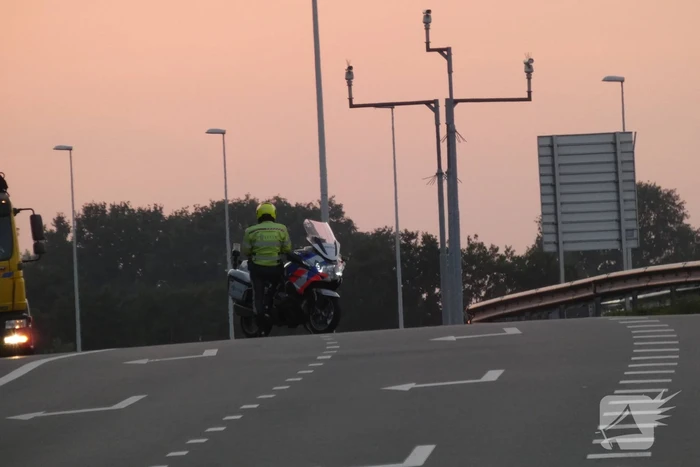 Bestelbus botst op personenauto