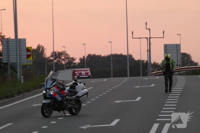 Bestelbus botst op personenauto