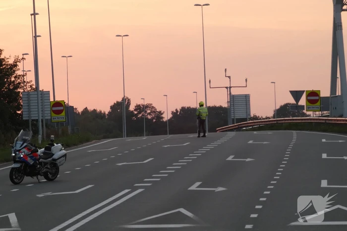Bestelbus botst op personenauto