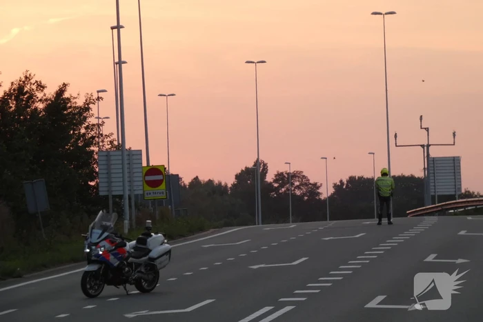 Bestelbus botst op personenauto