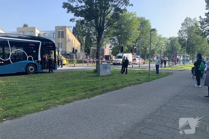 Jongedame gewond na aanrijding met stadsbus bij bushalte Parkwijk