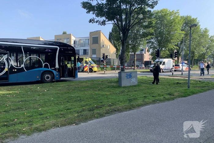 Jongedame gewond na aanrijding met stadsbus bij bushalte Parkwijk