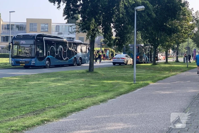 Jongedame gewond na aanrijding met stadsbus bij bushalte Parkwijk