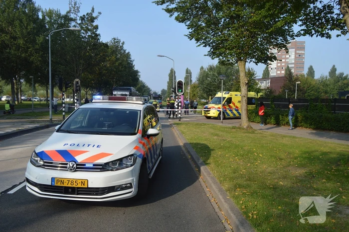 Jongedame gewond na aanrijding met stadsbus bij bushalte Parkwijk
