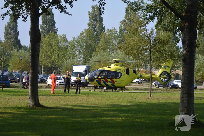 Jongedame gewond na aanrijding met stadsbus bij bushalte Parkwijk