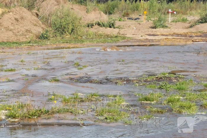 Waterballet nadat de waterleiding werd doorboord