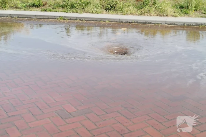 Waterballet nadat de waterleiding werd doorboord