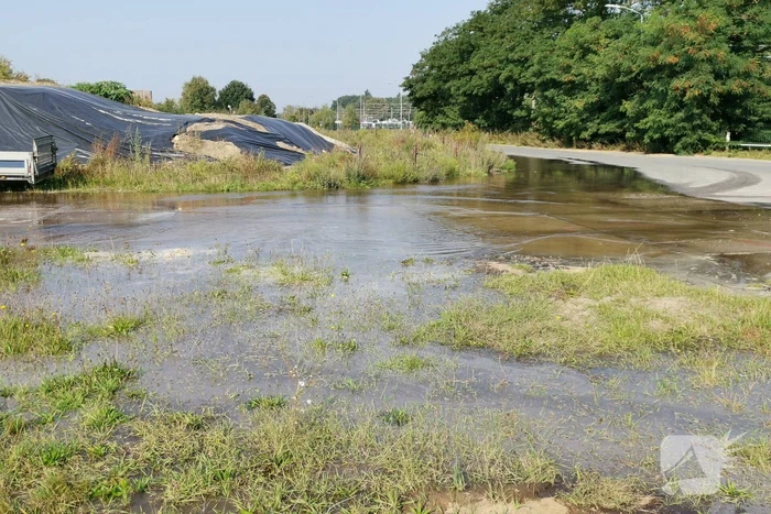 Waterballet nadat de waterleiding werd doorboord