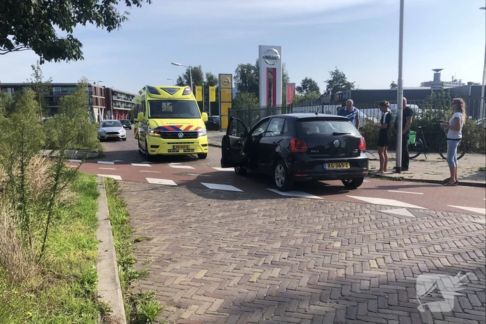 Overstekende fietsster geschept door auto