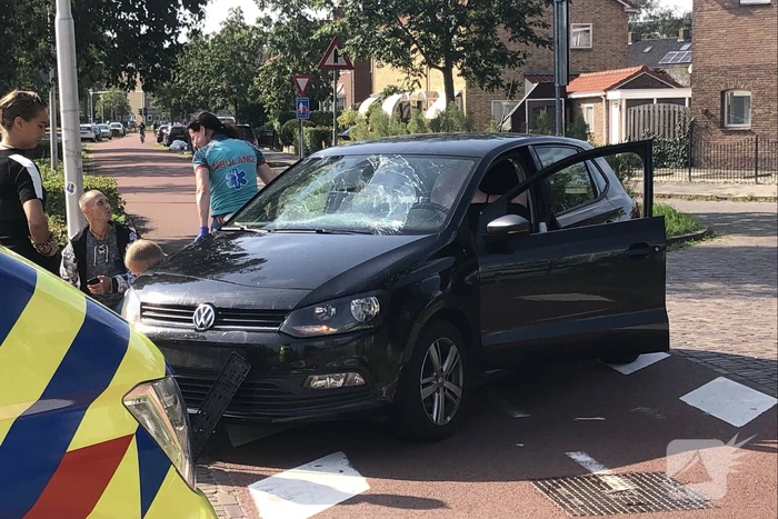 Overstekende fietsster geschept door auto