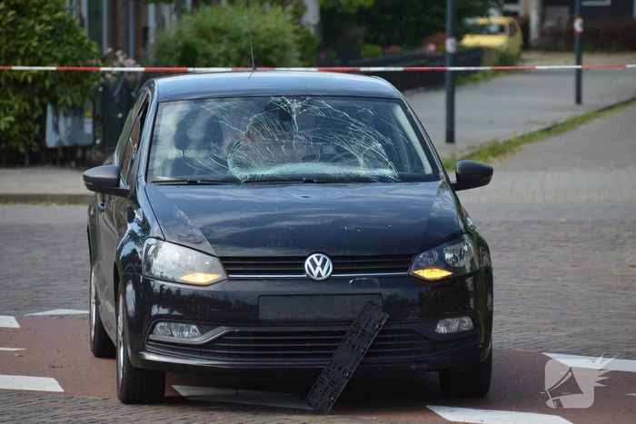 Overstekende fietsster geschept door auto