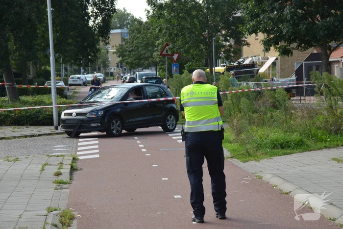 Overstekende fietsster geschept door auto