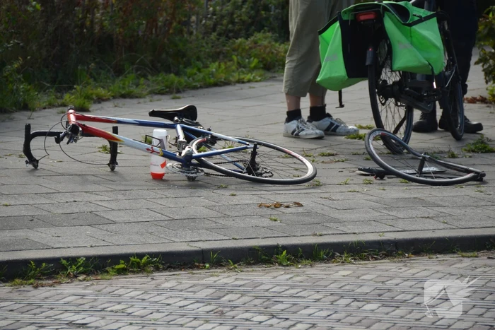 Overstekende fietsster geschept door auto