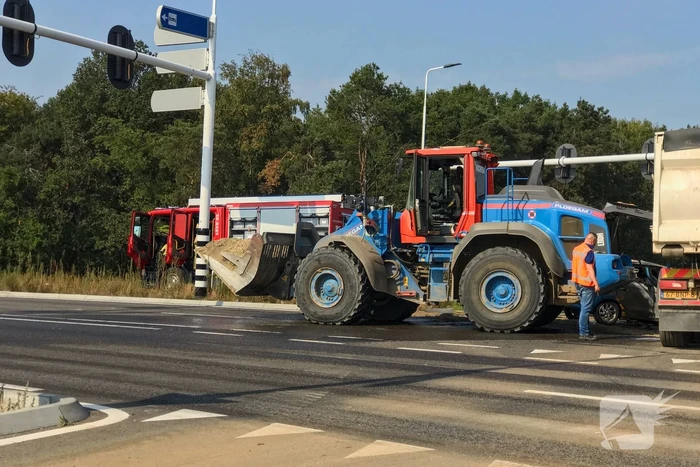Personenwagen vliegt in brand na aanrijding met vrachtwagen
