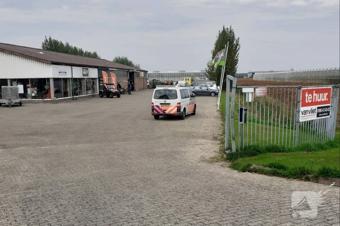 Bouwmachine valt om, persoon zwaargewond