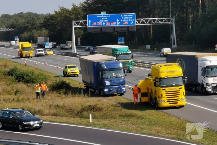 Vrachtwagen vast in de berm