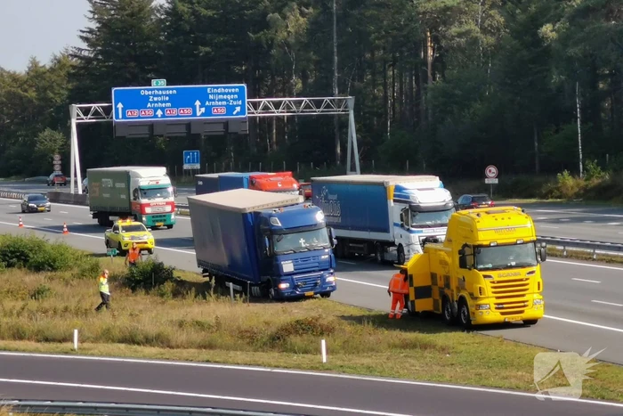 Vrachtwagen vast in de berm
