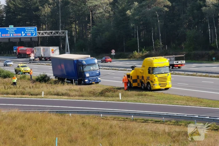 Vrachtwagen vast in de berm