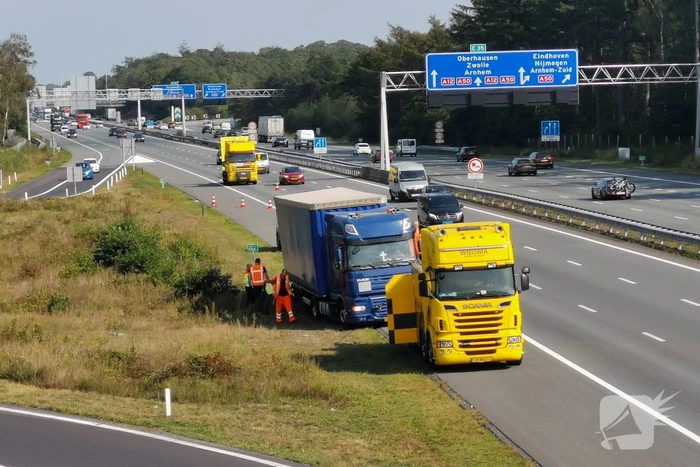 Vrachtwagen vast in de berm