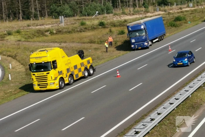 Vrachtwagen vast in de berm