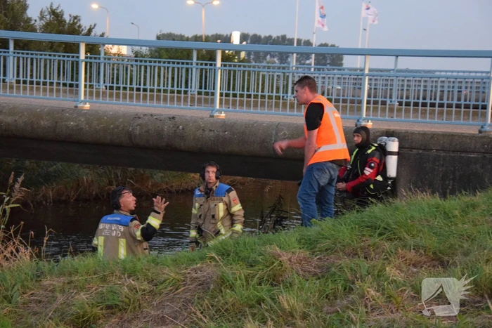Brandweer zoekt naar mogelijk persoon te water
