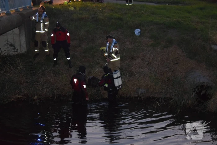 Brandweer zoekt naar mogelijk persoon te water