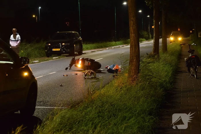 Scooterrijder knalt tegen boom en raakt gewond