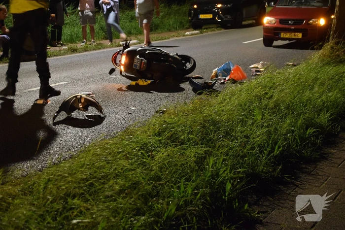 Scooterrijder knalt tegen boom en raakt gewond
