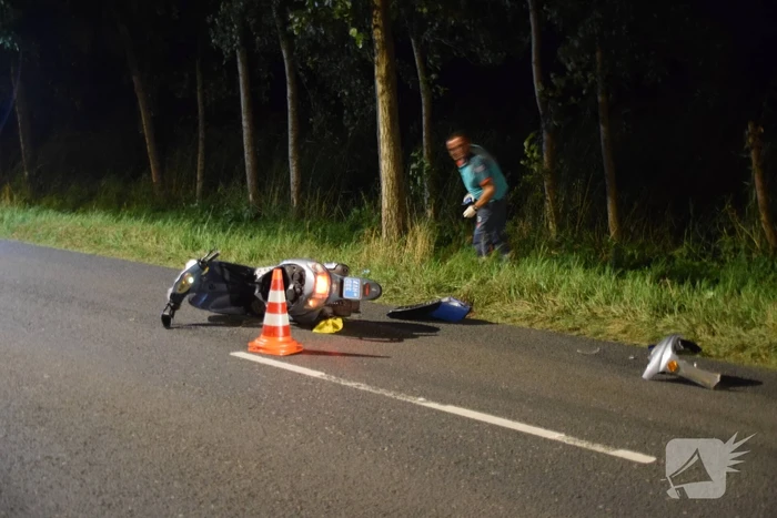 Scooterrijder knalt tegen boom en raakt gewond