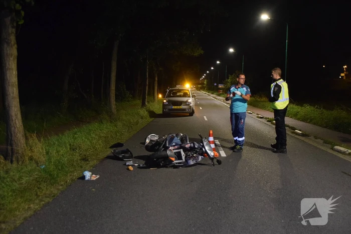 Scooterrijder knalt tegen boom en raakt gewond