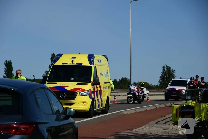Racefietser gaat onderuit en raakt gewond