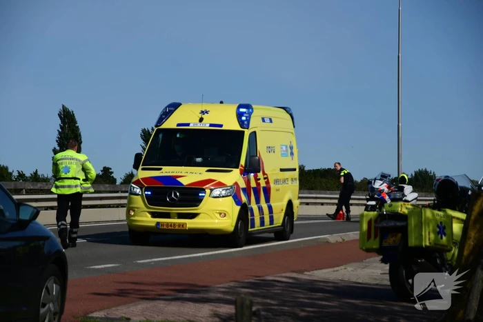 Racefietser gaat onderuit en raakt gewond