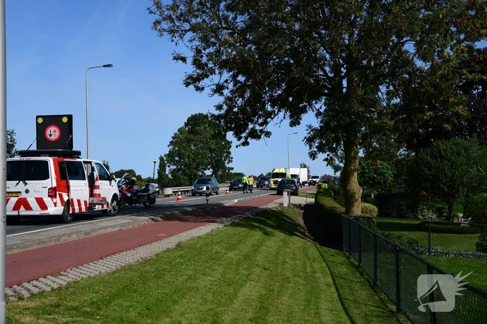 Racefietser gaat onderuit en raakt gewond