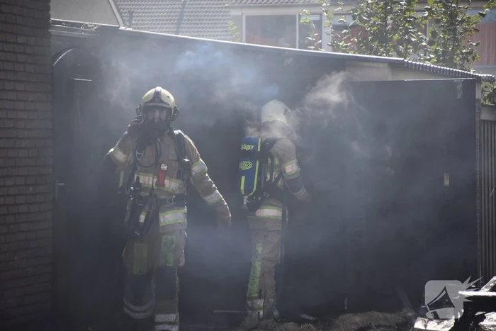 Schuur naast woonhuis brandt volledig uit