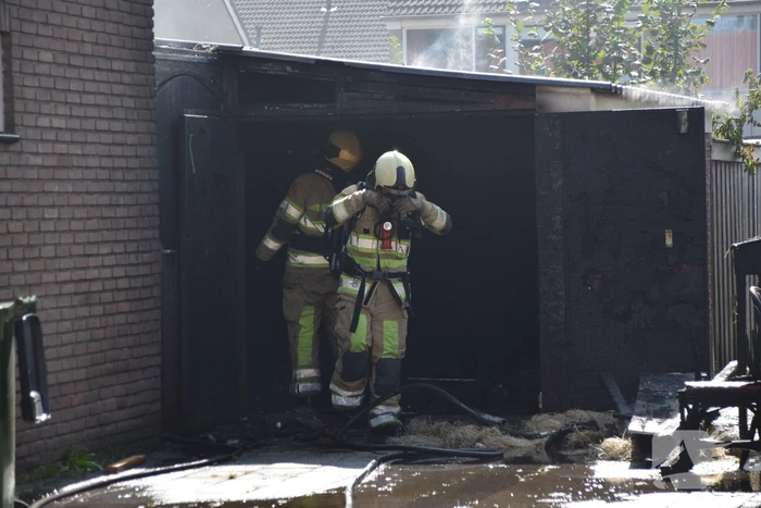 Schuur naast woonhuis brandt volledig uit