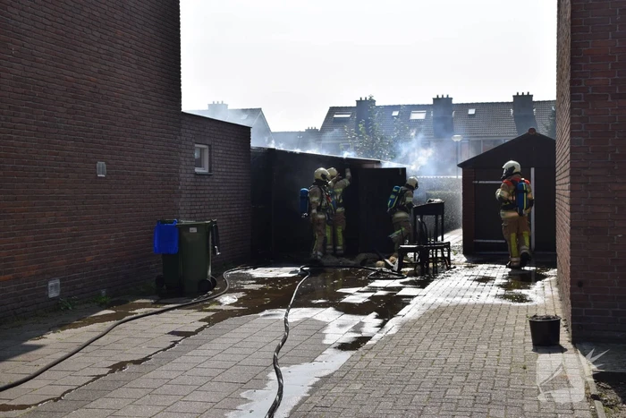Schuur naast woonhuis brandt volledig uit
