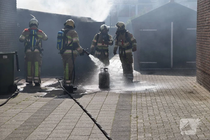 Schuur naast woonhuis brandt volledig uit