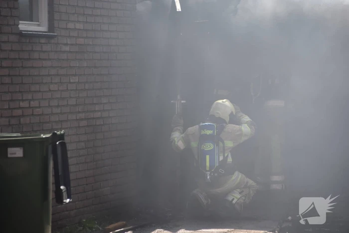Schuur naast woonhuis brandt volledig uit