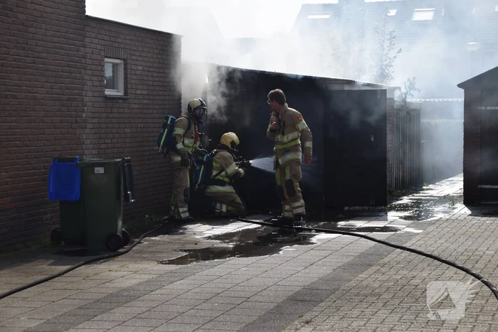 Schuur naast woonhuis brandt volledig uit