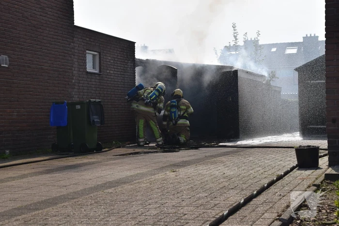 Schuur naast woonhuis brandt volledig uit