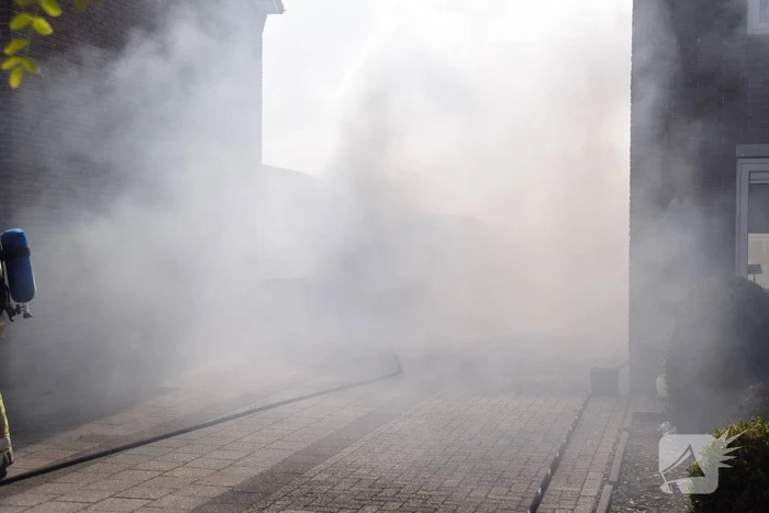 Schuur naast woonhuis brandt volledig uit
